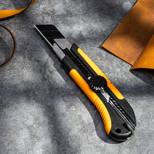 Нож универсальный Attache Selection 25мм,метал.напр.,Twist lock,TPR вставка