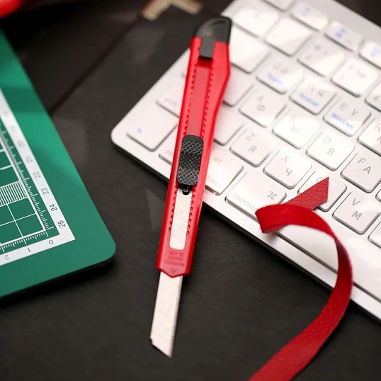 Нож канцелярский  9мм Attache с фиксатором, полибег, цв.красный