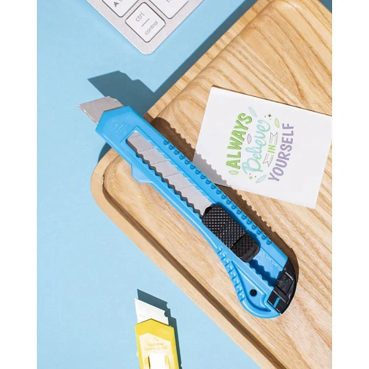 Нож канцелярский 18 мм Attache Economy  с фиксатором, полибег, цв.вассорт.