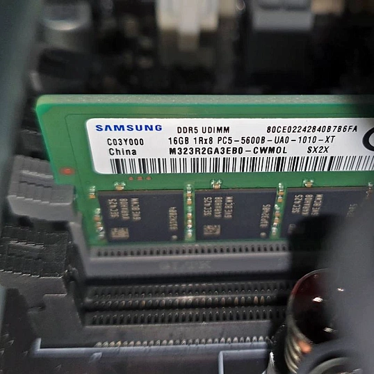 Модуль памяти Samsung DDR5 DIMM 16Gb, 5600Мгц, (M323R2GA3EB0-CWM)