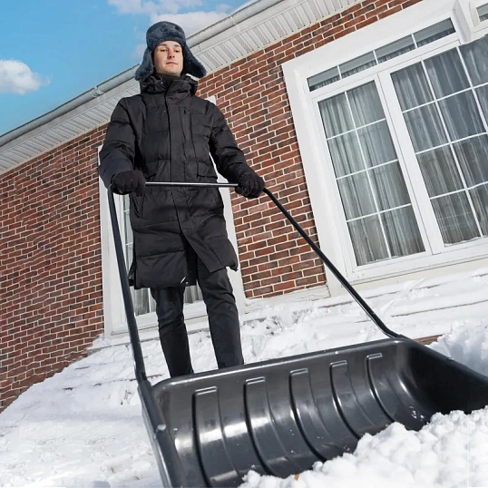 Движок для уборки снега пластик 690х470х1420мм стальн рукоят Сибртех 61642