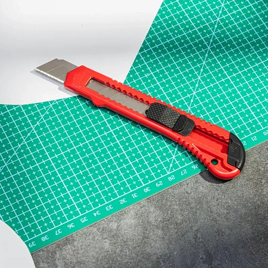 Нож канцелярский 18 мм  Attache с фиксатором, полибег, цв.красный